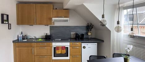 Fridge, oven, stovetop, dishwasher