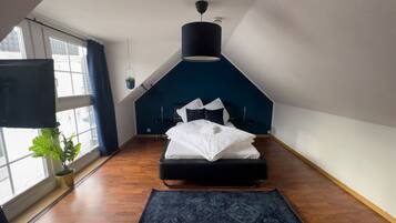 Een bureau, een strijkplank/strijkijzer, reisbedje, wifi