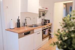 冷蔵庫、オーブン、コンロ、食器洗い機