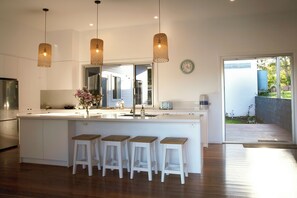 Microwave, oven, stovetop, dishwasher - Experience Byron Hinterland Luxury @ Figtree Hill Retreat (Bangalow)