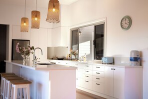 Microwave, oven, stovetop, dishwasher - Experience Byron Hinterland Luxury @ Figtree Hill Retreat (Bangalow)