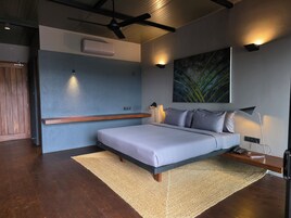 Espacio para trabajar con laptop y cortinas blackout 