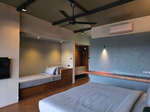 Espacio para trabajar con laptop y cortinas blackout 