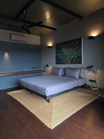 Espacio para trabajar con un portátil y cortinas opacas