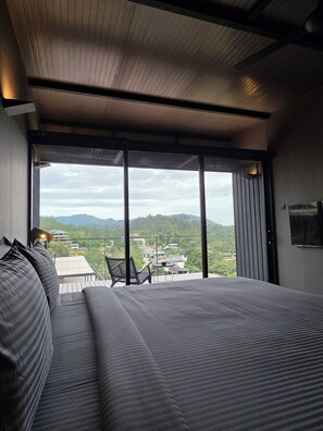 Laptop workspace, blackout drapes, iron/ironing board, free WiFi