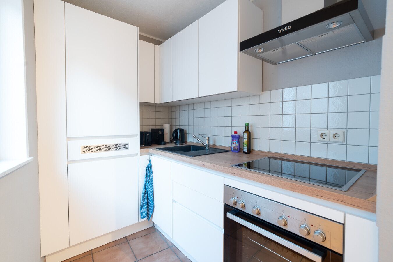 Ofen, Geschirrspüler, Wasserkocher mit Kaffee-/Teezubehör, Toaster