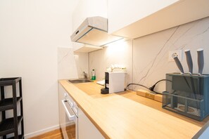 فرن، ماكينة لصنع القهوة/الشاي، محمصة خبز، مستلزمات طهي/أطباق/أوعية