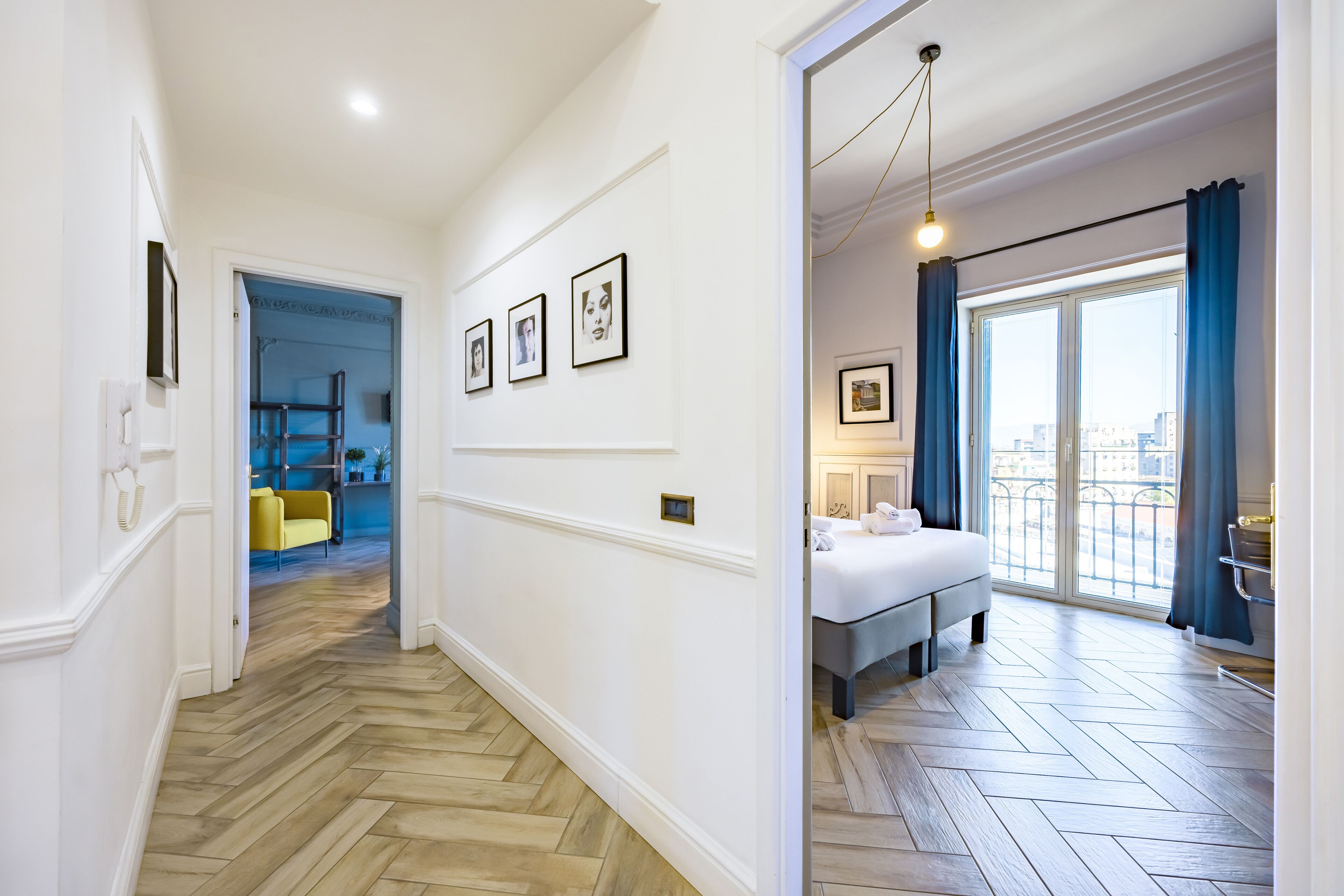 Quarto de hotel com cama, banheiro e vista para a cidade.