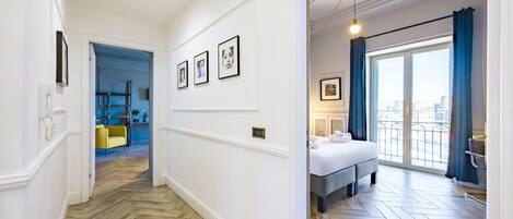 Quarto de hotel com cama, banheiro e vista para a cidade.