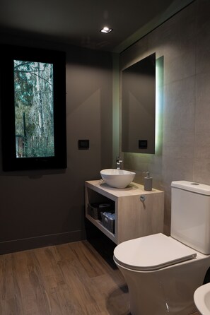 Suite, balkon, uitzicht op lagune | Badkamer | Een haardroger, handdoeken, zeep, shampoo