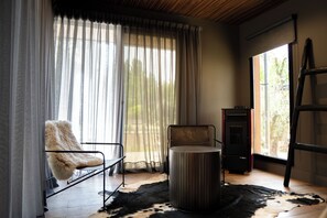 Suite, Balcony, Lagoon View | Living area