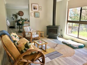 Living room - Spacious Family Retreat on the Edge of Tenterfield (Tenterfield)