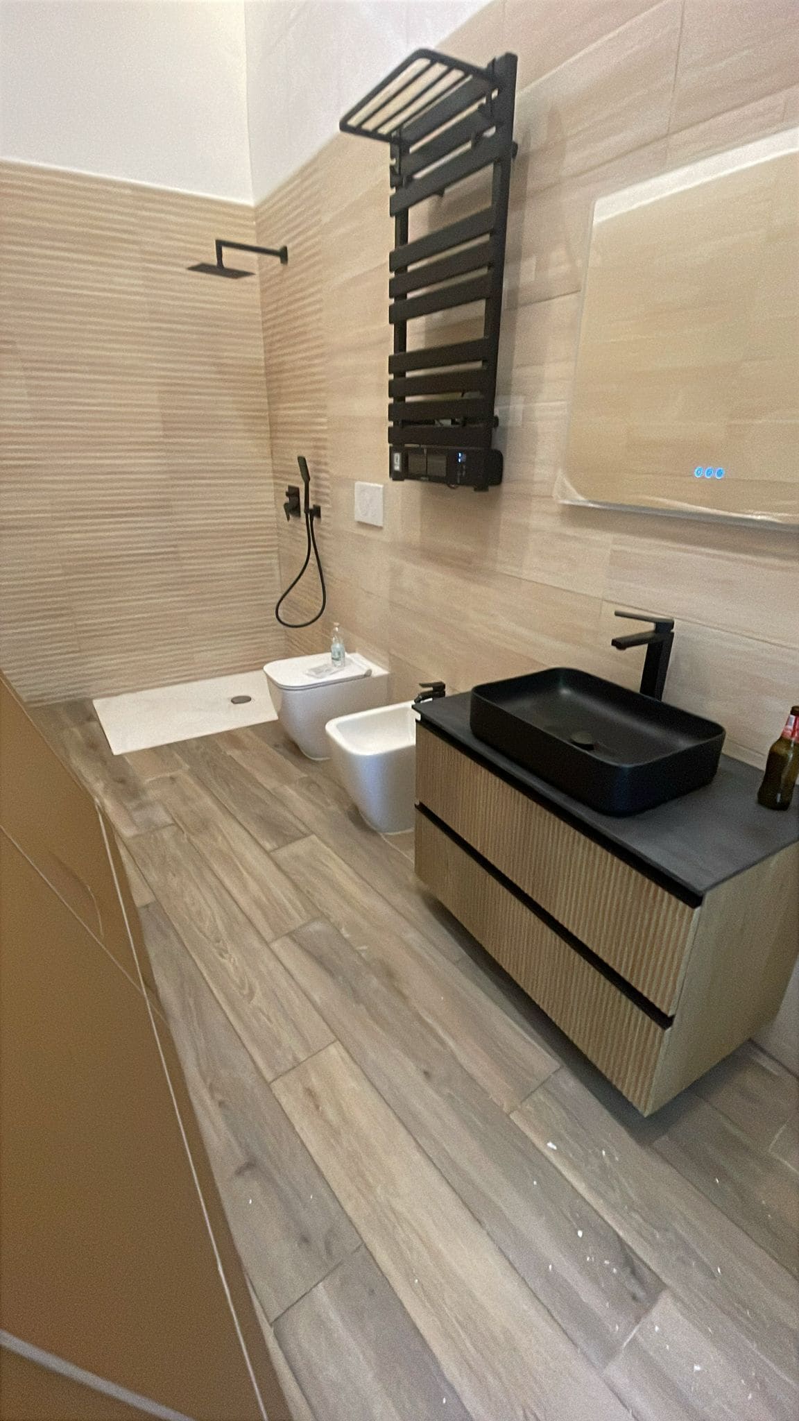 Douche, sèche-cheveux, bidet, serviettes fournies