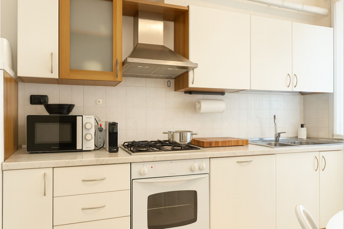 Kühlschrank, Mikrowelle, Ofen, Herdplatte