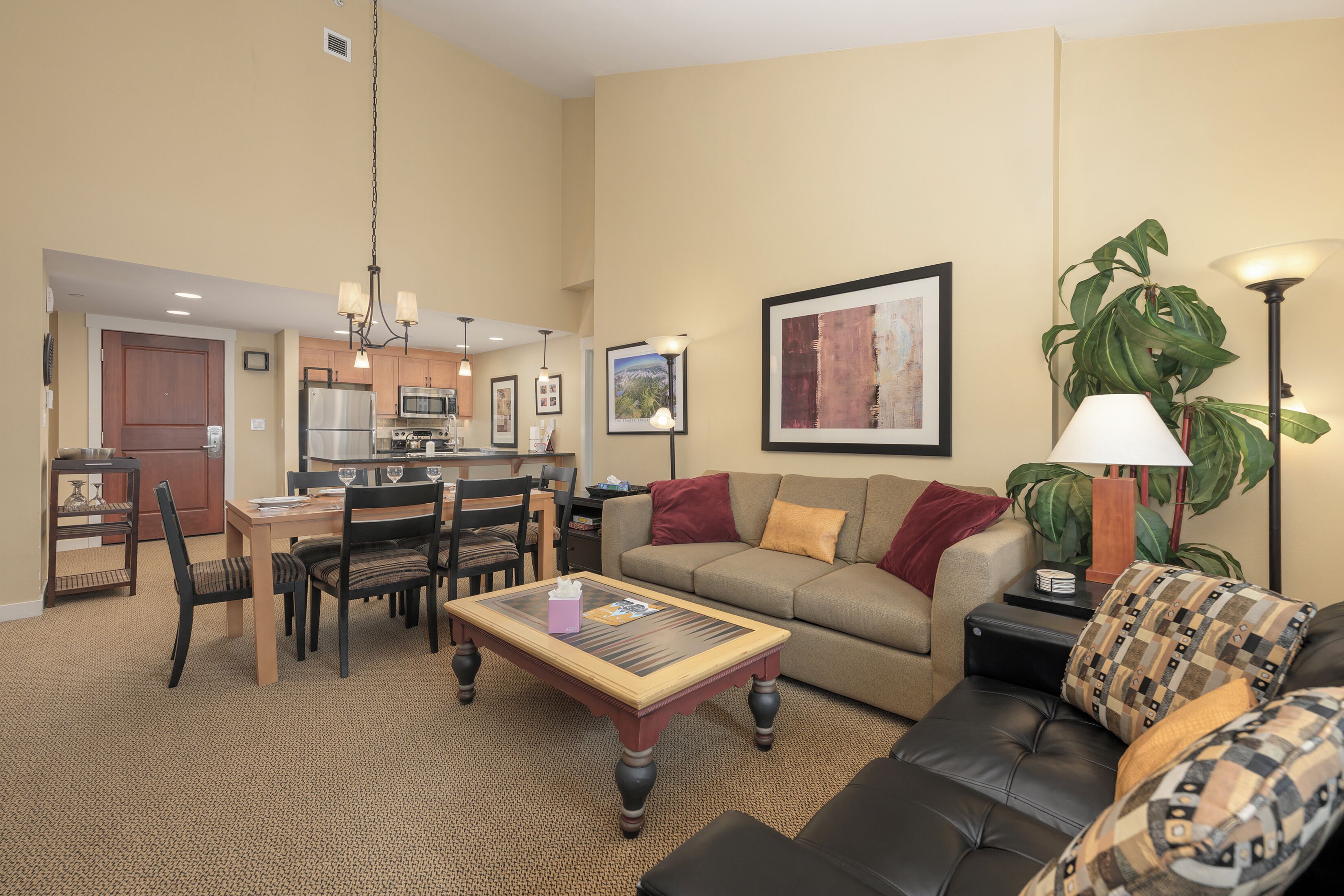 Een televisie en een open haard