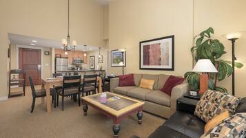 Een televisie en een open haard