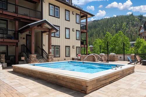 Fraser Crossing 3302 Lovely spacious 2 bed, great amenities and walk to slopes
