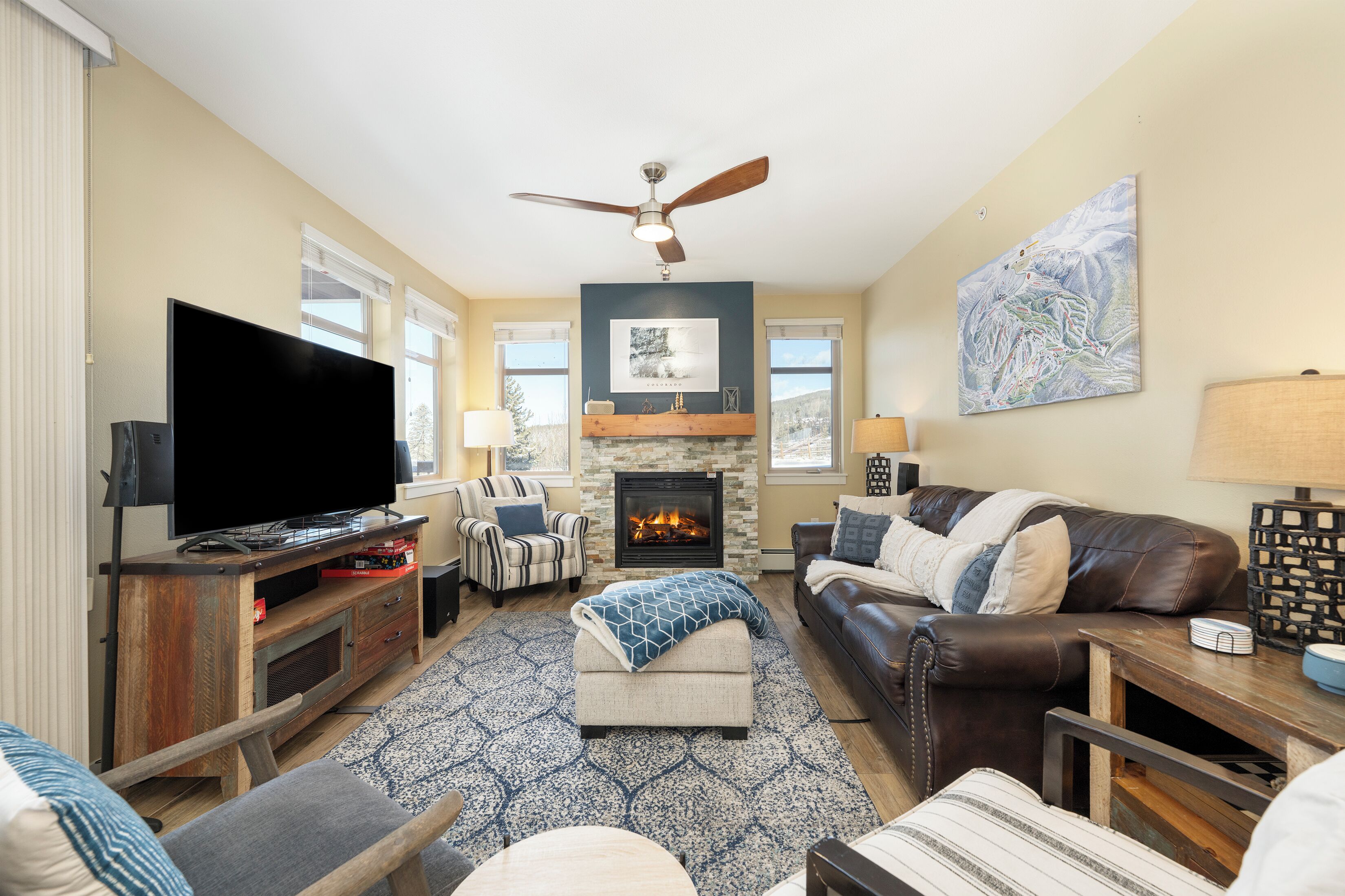 Smart TV, fireplace