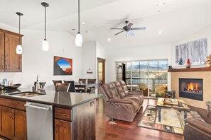 Älytelevisio, takka, pöytätennispöytä