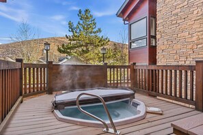 Outdoor spa tub - Hot Tubs, Walk to Lifts, Free Heated Parking (Park City)