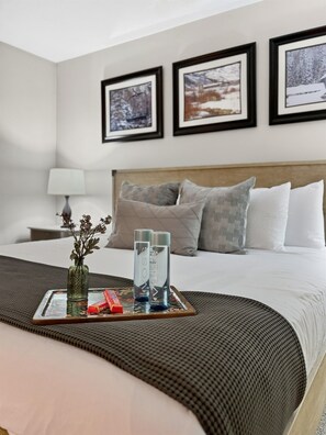 2 bedrooms, iron/ironing board, free WiFi, bed sheets - Hot Tubs, Walk to Lifts, Free Heated Parking (Park City)