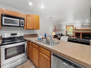 Fridge, microwave, oven, stovetop - Hot Tubs, Walk to Lifts, Free Heated Parking (Park City)