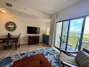TV - Bright Beachside Studio w/ Balcony & Free round of Golf & Activities Daily! (Panama City Beach)