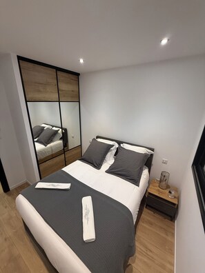 Tabla de planchar con plancha, wifi, ropa de cama