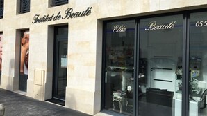 A building with the sign 'Institut de Beauté' and 'Elite Beauté' on the windows. - Magnificent luxury loft with top-of-the-range amenities. (Montussan)