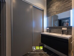 Shower, towels, toilet paper