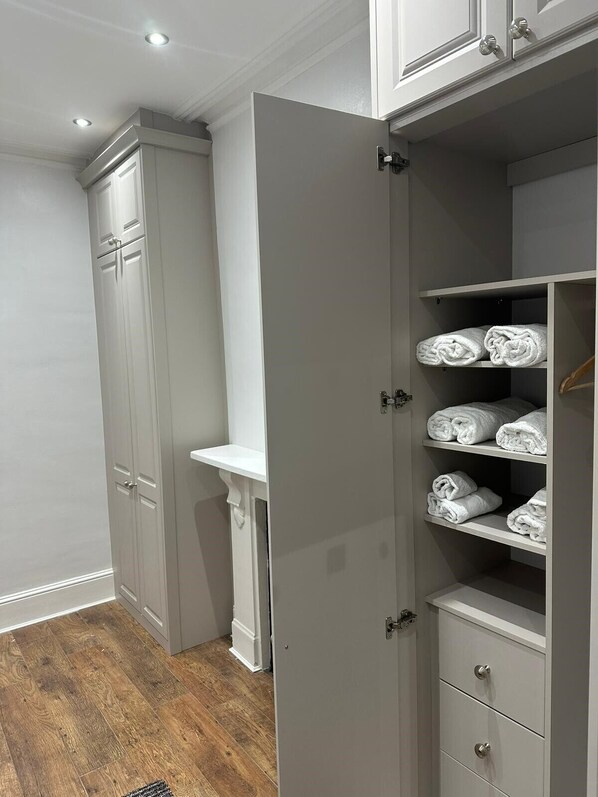Photo inspiration: Gallery Detail: Airy Greater London Garden Flat With Frequent Trains 12 Mins