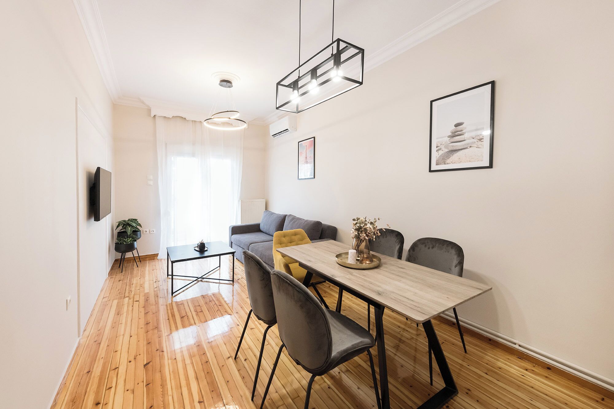 Apartment | Living area | Flat-screen TV