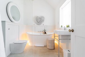 Shower, hair dryer, towels - The Potting Shed at Holkham Hall Farm (Beeston)