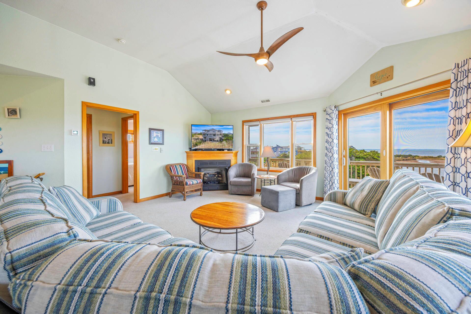 Smart-tv, eldstad och böcker