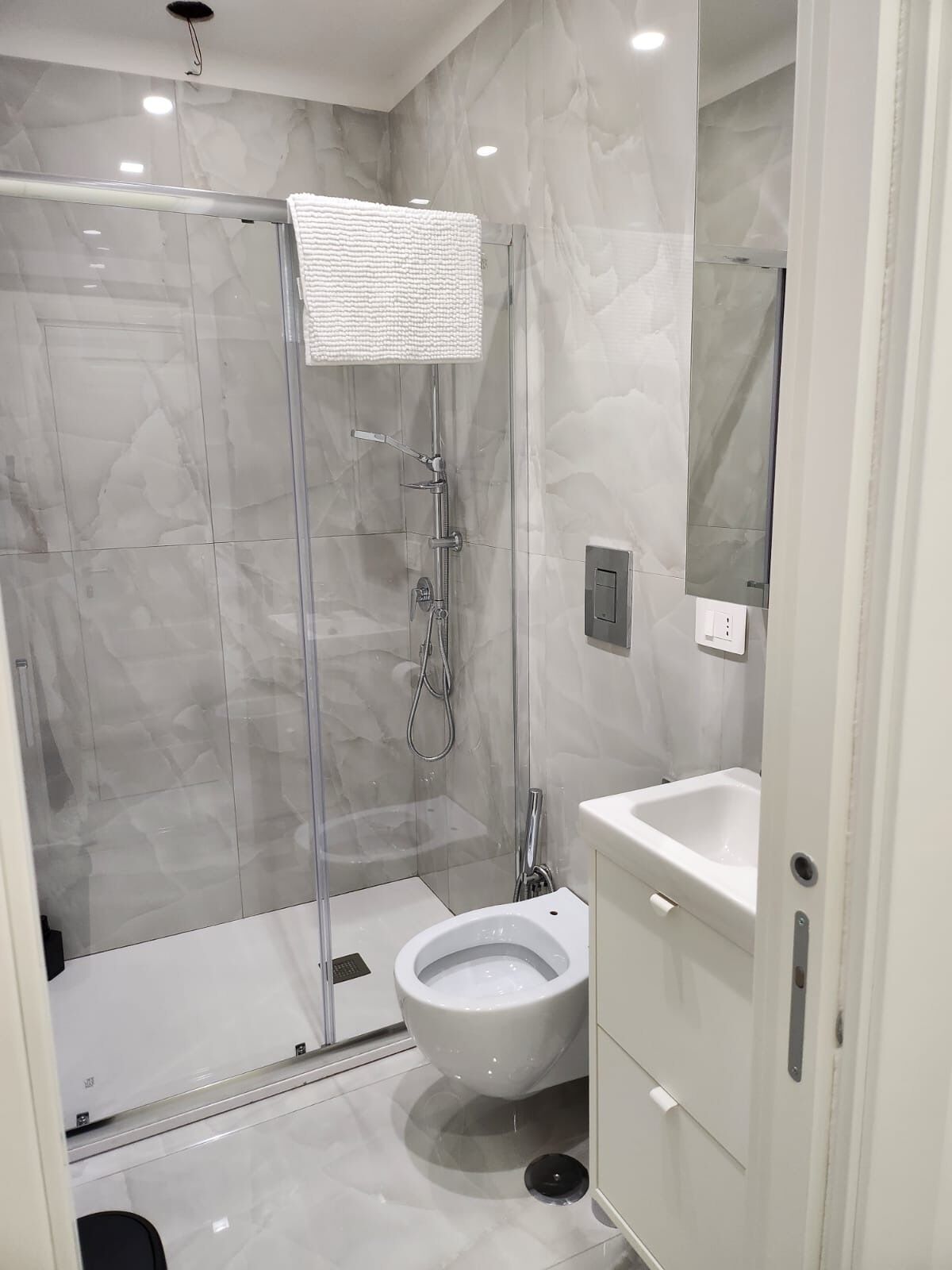 Haartrockner, Handtücher, Seife, Toilettenpapier