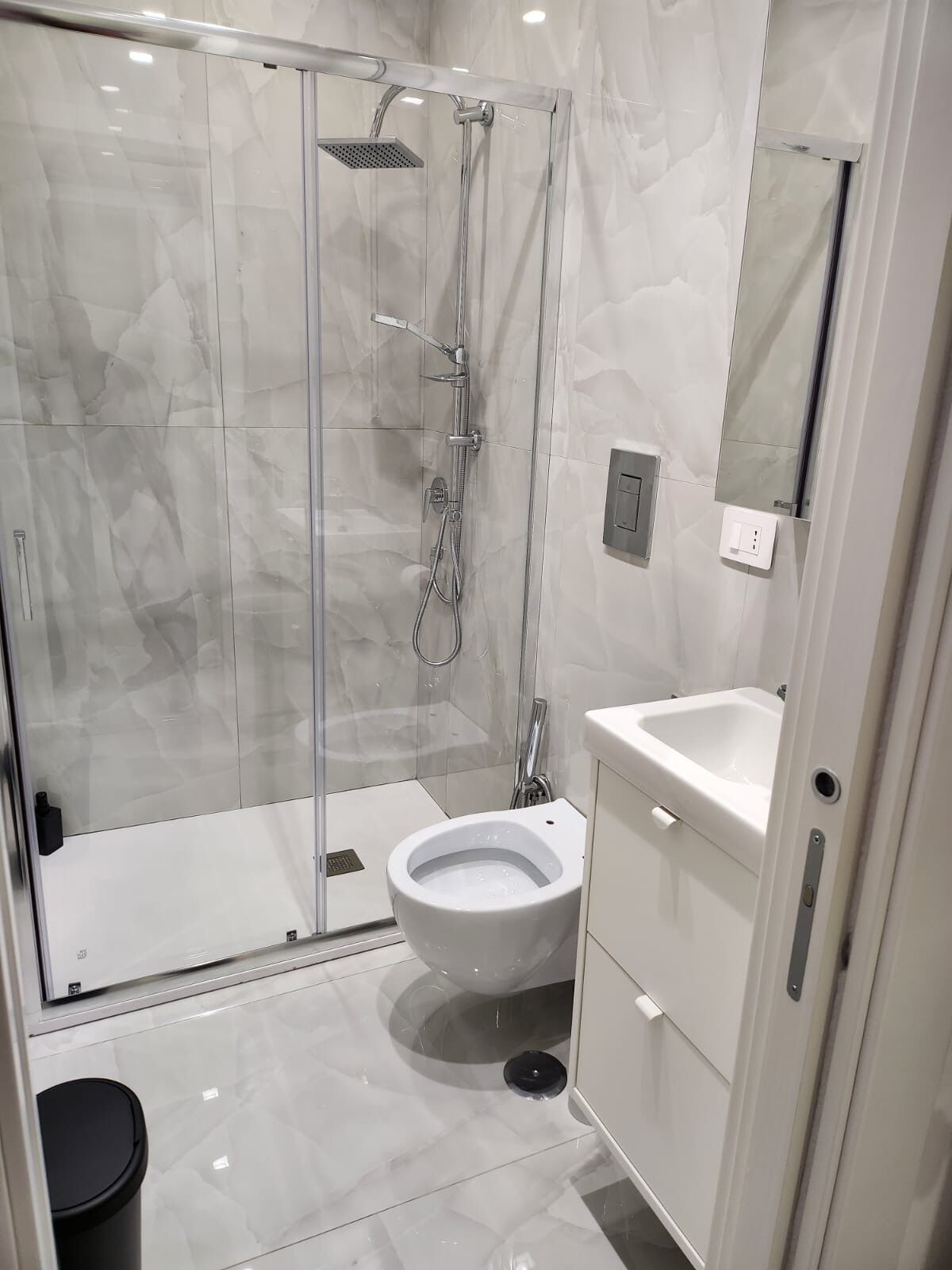 Haartrockner, Handtücher, Seife, Toilettenpapier