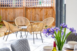 Outdoor dining - Nethercoat, Wells-next-the-Sea, Norfolk (Wells-next-the-Sea)