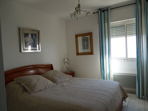 1 slaapkamer, een strijkplank/strijkijzer, gratis wifi