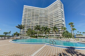 A heated pool - South Seas Beachfront Haven (Marco Island)