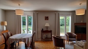 Dining - Beautiful house with large garden in a quiet location close to the sea (Ploemeur)