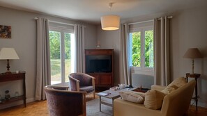 Living area - Beautiful house with large garden in a quiet location close to the sea (Ploemeur)