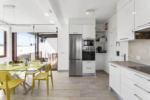 Fridge, microwave, oven, dishwasher - Sea Breeze Callao by Escape Home (Playa Blanca)