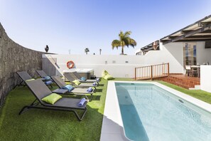 A heated pool - Sea Breeze Callao by Escape Home (Playa Blanca)