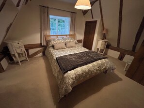 Iron/ironing board, WiFi, bed sheets - Beautiful Cottage opposite the Castle! (Castle Hedingham)
