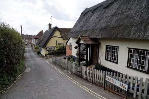 Beautiful Cottage opposite the Castle!