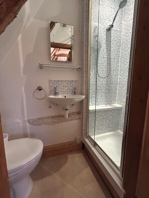 Haartrockner, Handtücher, Seife, Toilettenpapier