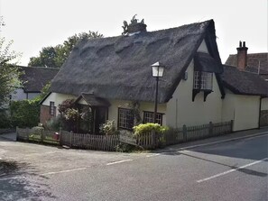 Exterior - Beautiful Cottage opposite the Castle! (Castle Hedingham)