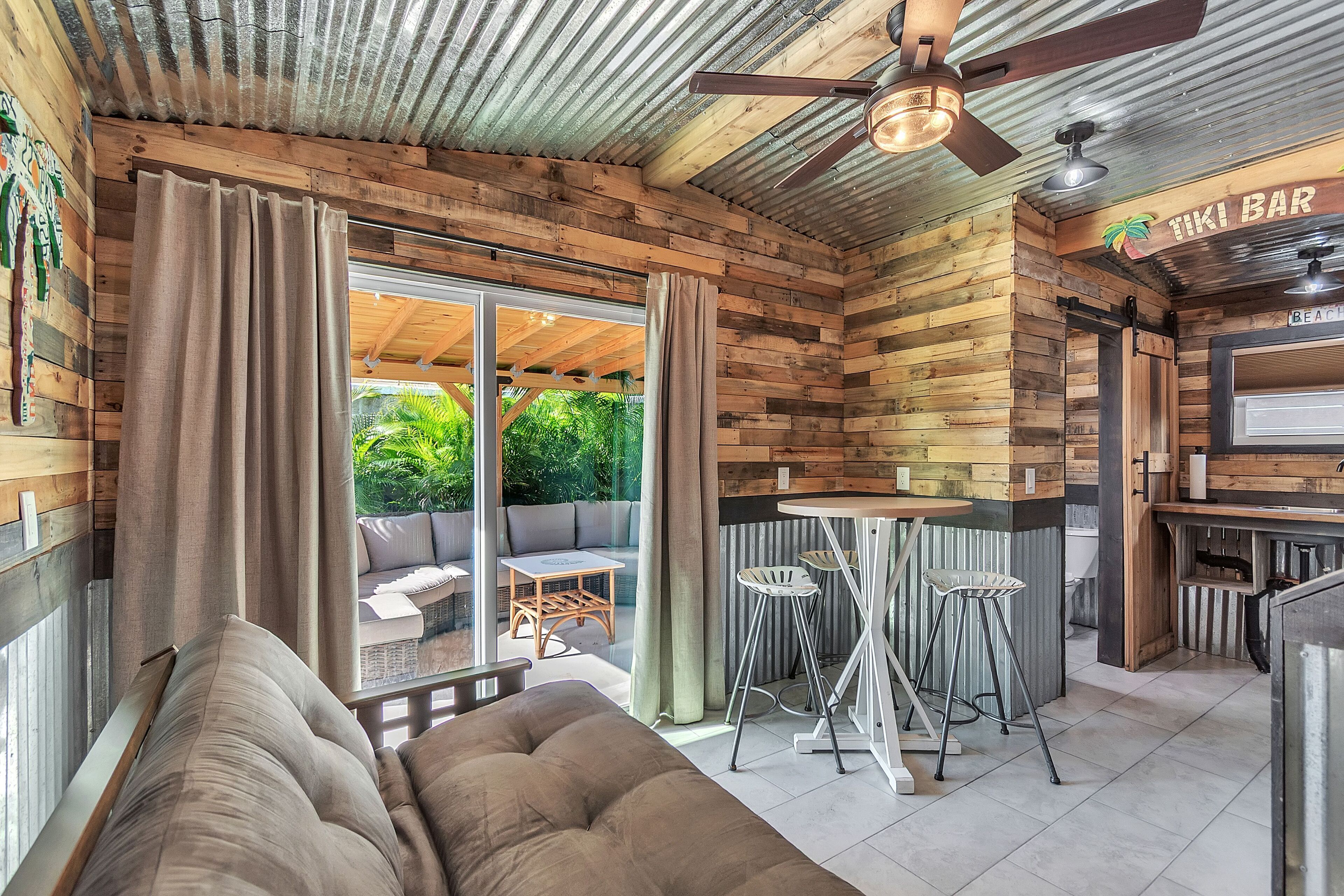 Una Smart TV, una chimenea