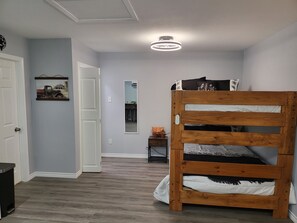 Tabla de planchar con plancha, wifi gratis y ropa de cama 