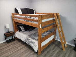 1 habitación, tabla de planchar con plancha, wifi gratis y ropa de cama 